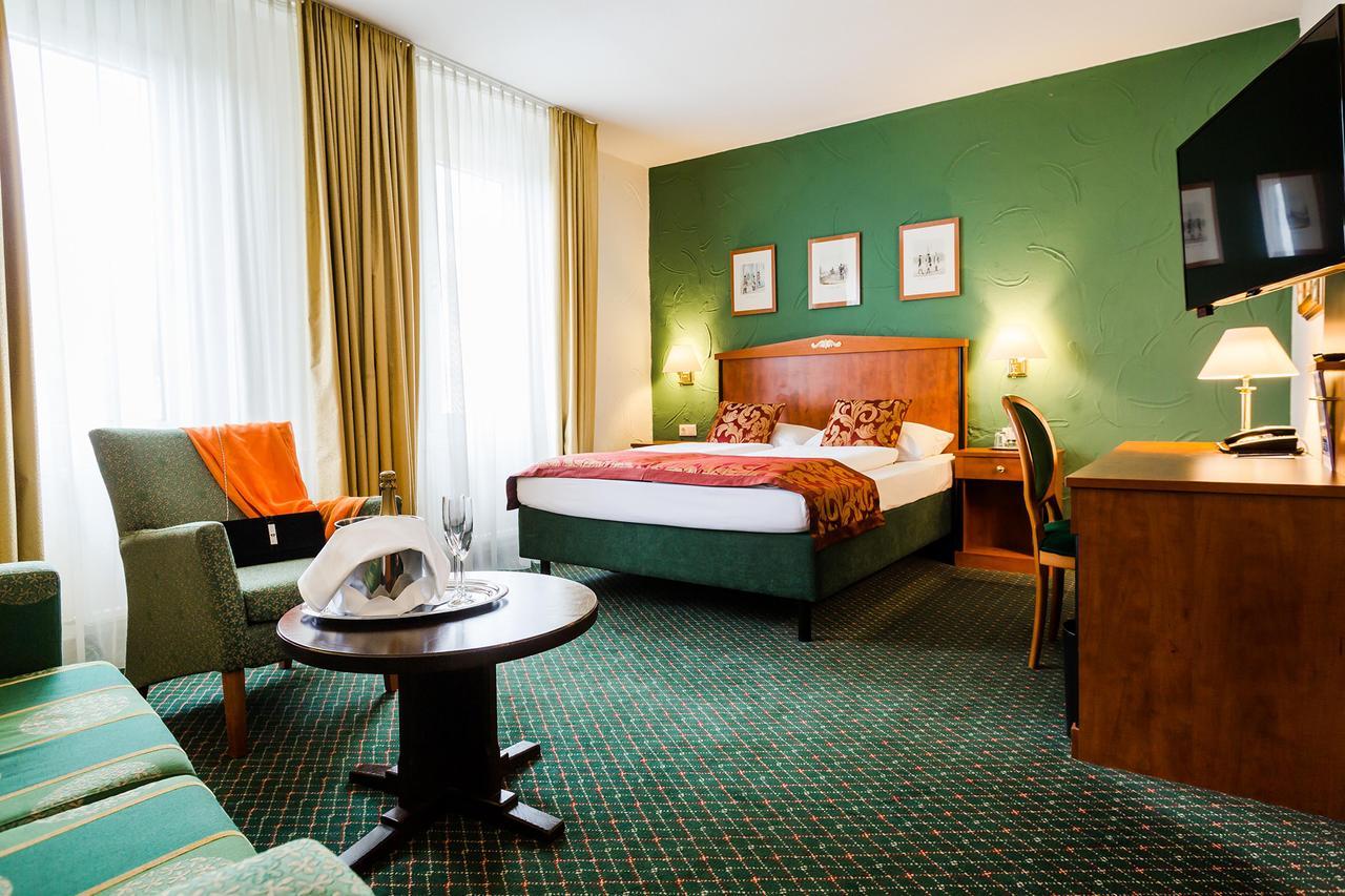 Parkhotel Krone Бенсхайм Экстерьер фото